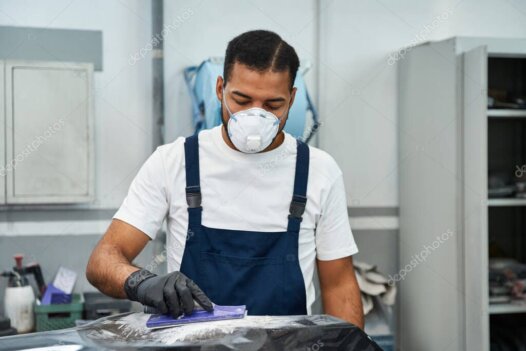 Équipe de nettoyage avec outils et produits respectueux